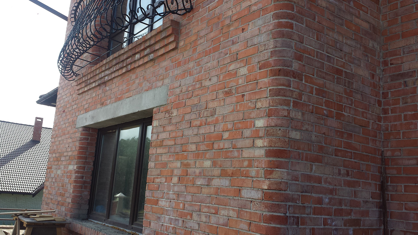 Красивый дом и забор из кирпича